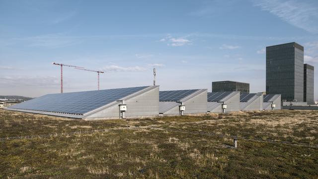 Une centrale solaire sur le toit du centre d'exposition et de commerce de Zurich-Oerlikon. [Keystone - Christian Beutler]