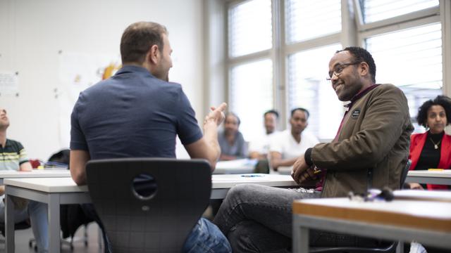 Un cours de formation à destination de réfugiés reconnus et de personnes admises à titre temporaire. [Keystone - Gaetan Bally]