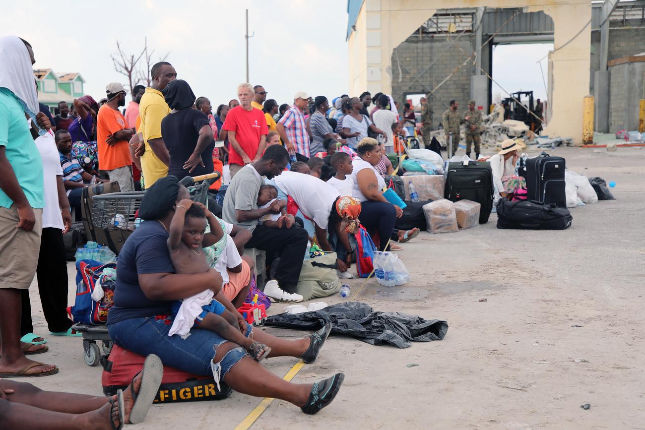 Des centaines d'habitants de Marsh Harbour attendent d'être évacués par bateau [Keystone/AP Photo - Gonzalo Gaudenzi]