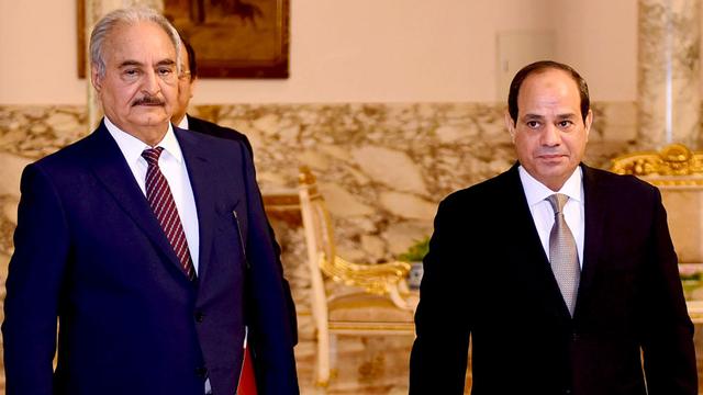 Le maréchal Haftar (gauche) avec le président égyptien, le 14.04.2019 au Caire. [AFP - Egyptian Presidency]