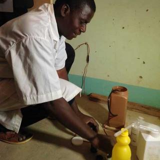 Le purificateur d’eau WATA utilisé au Burkina Faso. [RTS - Alain Christen]