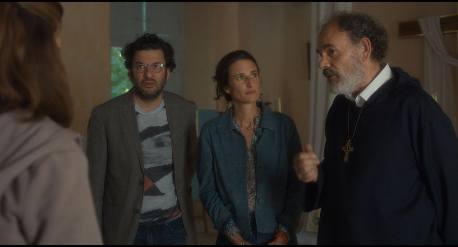 Eric Caravaca, Camille Cottin et Jean-Pierre Darroussin dans le film "Les Eblouis". [Pyramide Distribution]