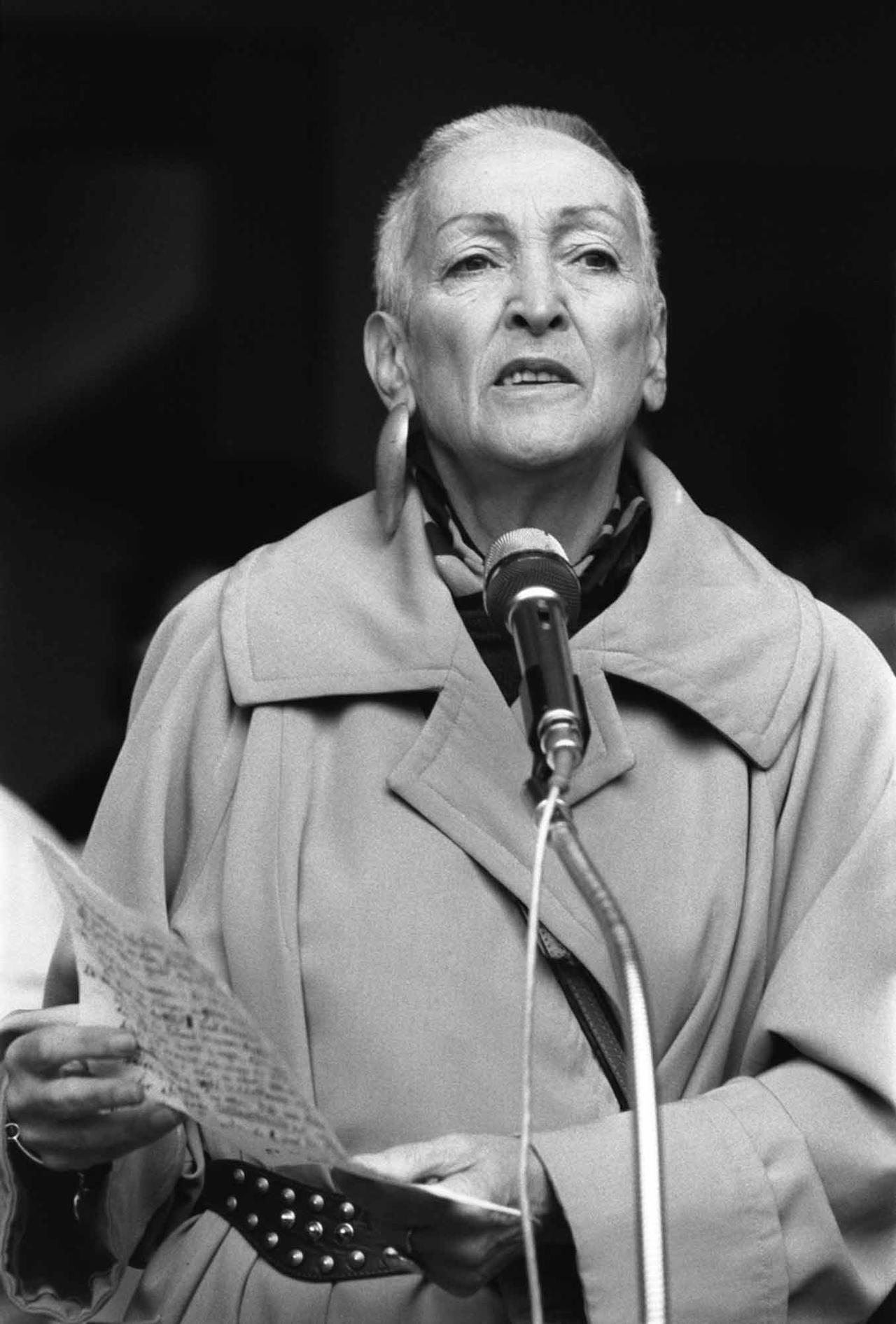 L'artiste suisse Meret Oppenheim lors du dévoilement de la fontaine éponyme, le 25 novembre 1983 à Berne. [Keystone - Str]