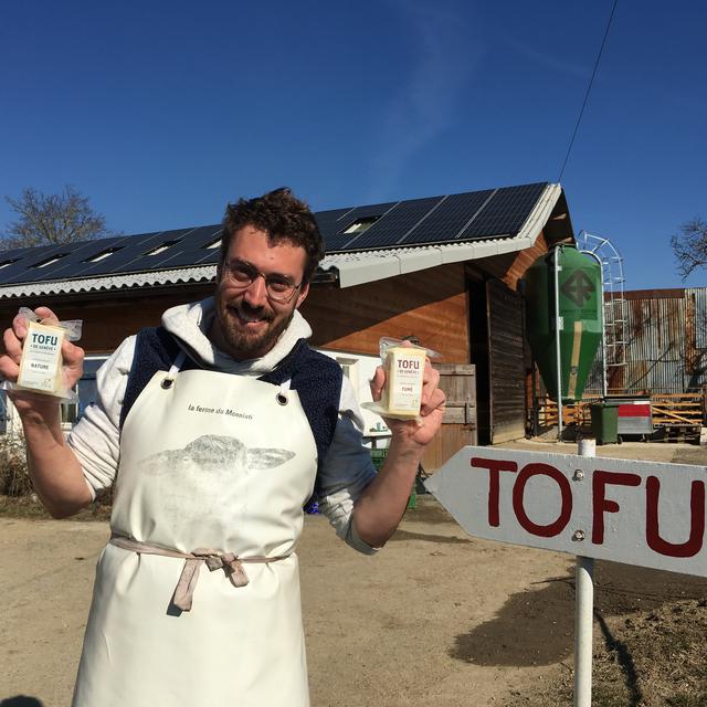De plus en plus d'agriculteurs se lancent dans la production de tofu en Suisse. [RTS - Adrien Krause]