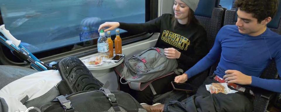 Une centaine de voyageurs ont emprunté le premier train. [RTS]