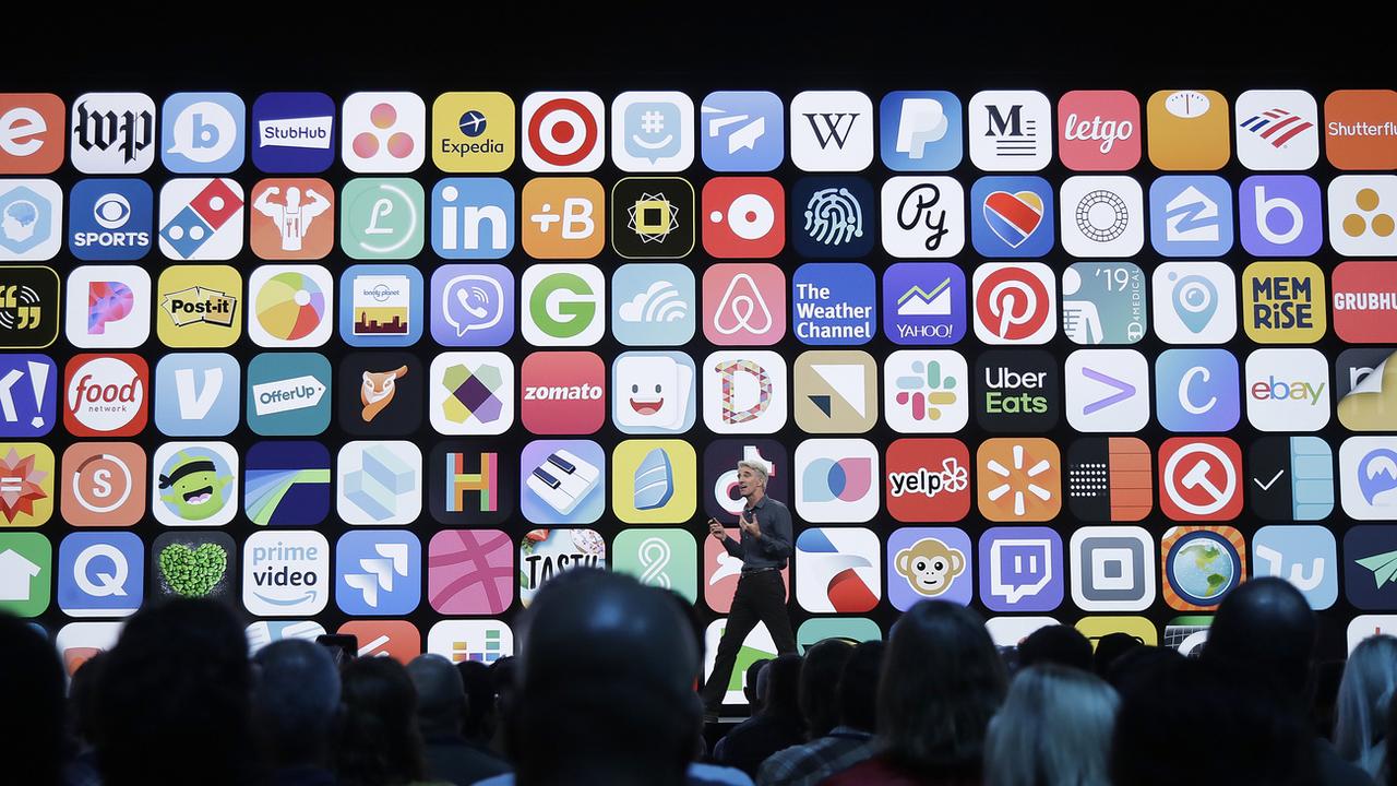 Craig Federighi, responsable "logiciels" chez Apple, présente les dernières fonctionnalités de la marque. [Keystone - AP Photo/Jeff Chiu)]