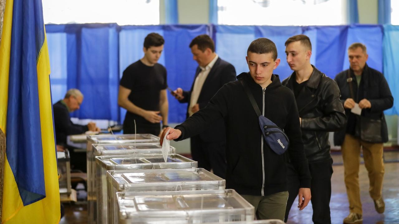 Plus de 35 millions d'Ukrainiens sont appelés à élire leur président. [AP/Keystone - Sergei Grits]