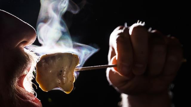 Le secret d'une fondue réussie? Utiliser 3% de fécule, selon les calculs de chercheurs de l'EPFZ. [Keystone - Valentin Flauraud]