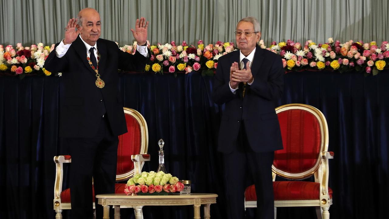 Le nouveau président de l'Algérie Abdelmadjid Tebboune (à gauche) lors de sa prestation de serment, le 19 décembre 2019 à Alger.