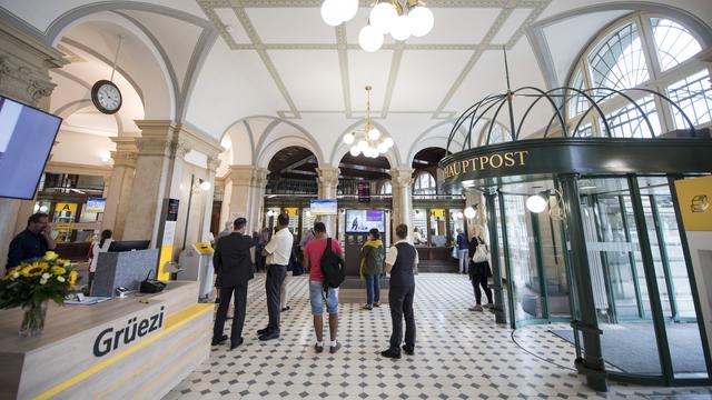 Le hall d'entrée de la poste principale de Lucerne. [Keystone - Urs Flueeler]