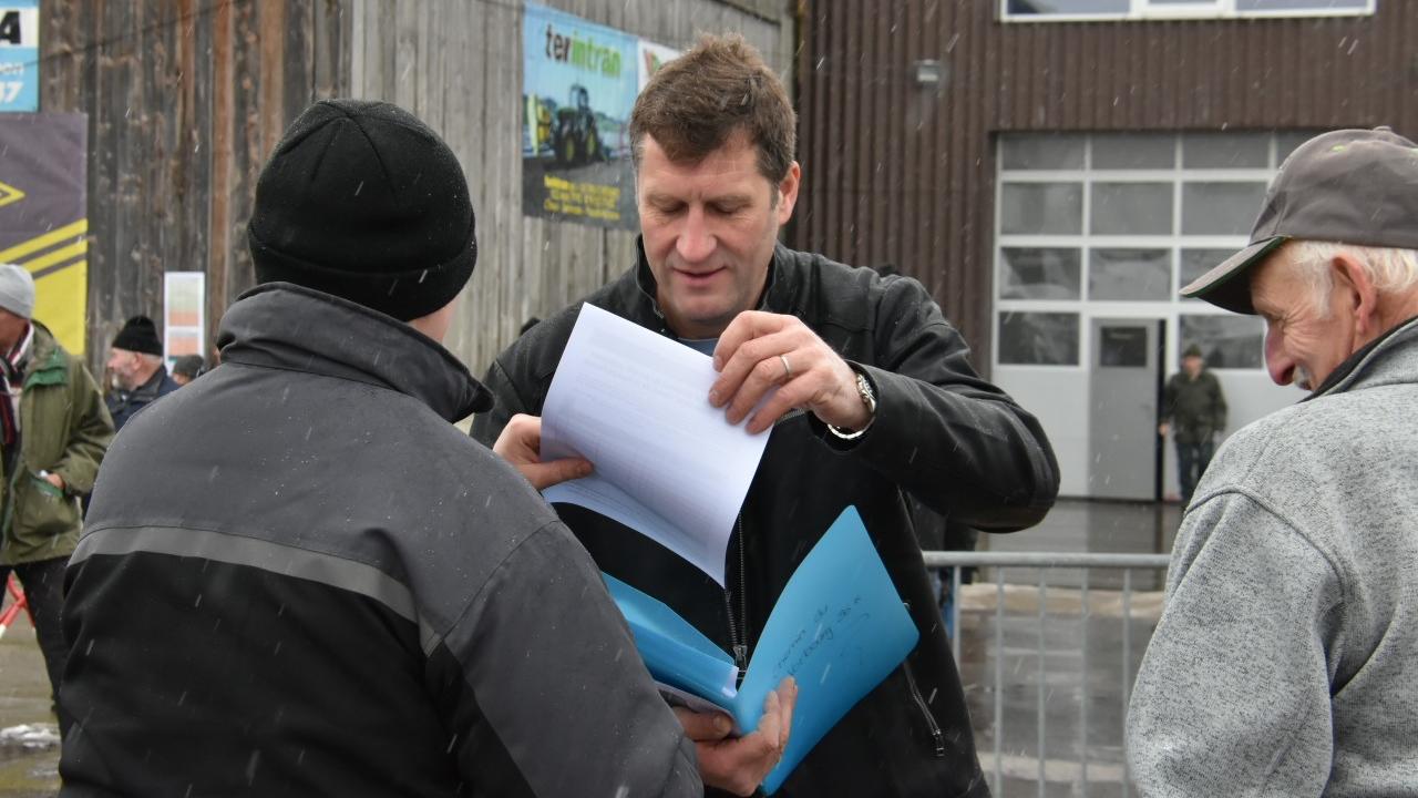 Thomas Stettler, président de l’UDC Jura, récolte des signatures pour le référendum contre le report de la baisse d'impôt. [RTS - Gaël Klein]