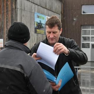 Thomas Stettler, président de l’UDC Jura, récolte des signatures pour le référendum contre le report de la baisse d'impôt. [RTS - Gaël Klein]