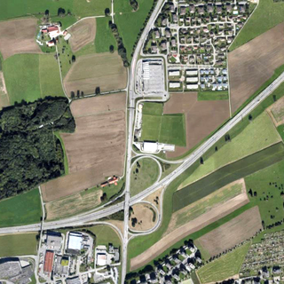 Le projet est prévu autour et au-dessus de l'autoroute A12 entre les sorties Sud et Nord de Fribourg. [Google Satellite]