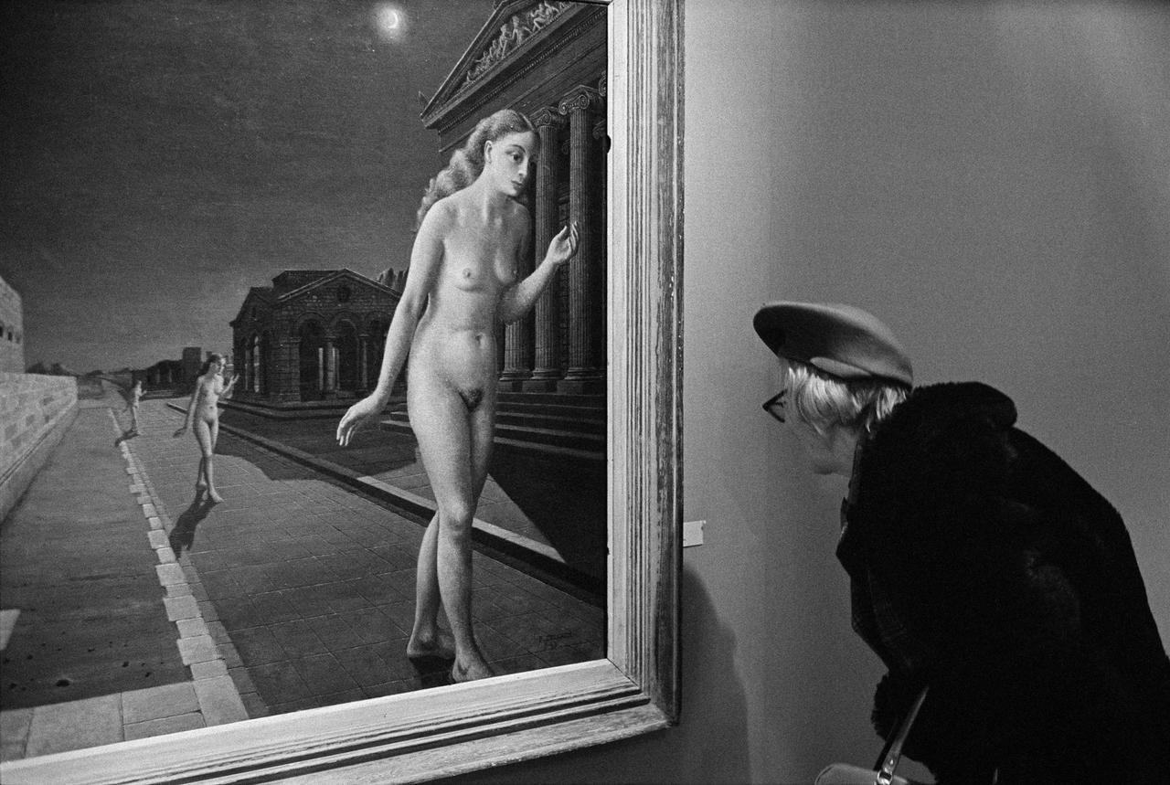 "Peintres de l’Imaginaire, Symbolistes et surréalistes belges", peinture de Paul Delvaux, photo de Martine Franck, avril 1972. [Magnum Photos. - Martine Franck]