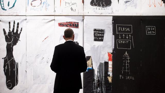 La galerie d’art Sakura à Paris a annulé l’exposition d’un plasticien, soupçonné de copier l'œuvre de l’artiste américain Basquiat. [EPA/Keystone - Will Olivier]