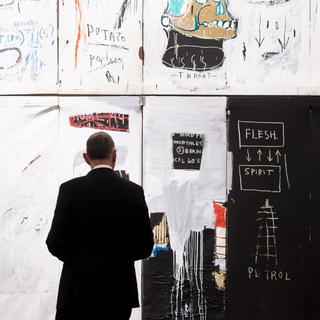 La galerie d’art Sakura à Paris a annulé l’exposition d’un plasticien, soupçonné de copier l'œuvre de l’artiste américain Basquiat. [EPA/Keystone - Will Olivier]