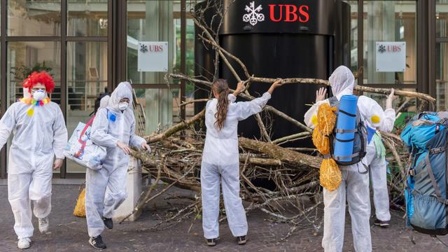 Les activistes pour le climat avaient notamment bloqué une succursale d'UBS à Bâle, le 8 juillet 2019. [Keystone - Georgios Kefalas]