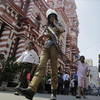 Un policier patrouille les alentours de la mosqué de Colombo au Sri Lanka. [AP/Keystone - Eranga Jayawardena]