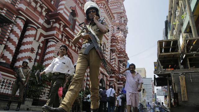 Un policier patrouille les alentours de la mosqué de Colombo au Sri Lanka. [AP/Keystone - Eranga Jayawardena]