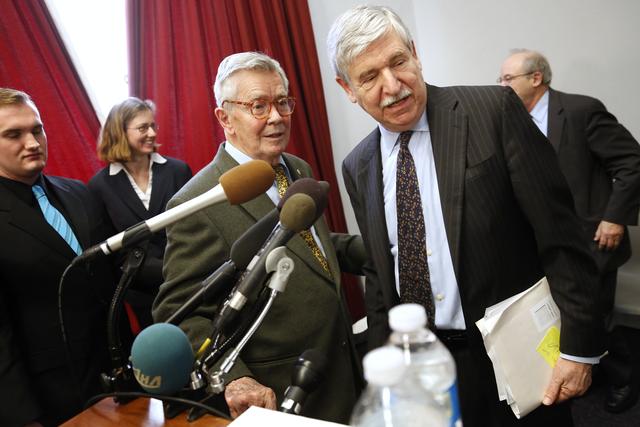 L'ambassadeur John Limbert (à d.), photographié en 2013 à l'issue d'une conférence de presse à Washington appelant à une meilleure diplomatie entre les Etats-Unis et l'Iran. [Reuters - Jonathan Ernst]