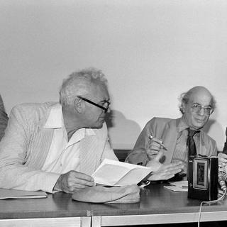 Issam Sartaoui (à droite), conseiller du président de l'OLP, Yasser Arafat, le 20 juillet 1982. [AFP - Philippe Bouchon]