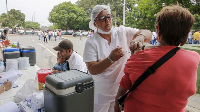 La couverture vaccinale dans le monde stagne "dangereusement". [AFP - Schneyder Mendoza]