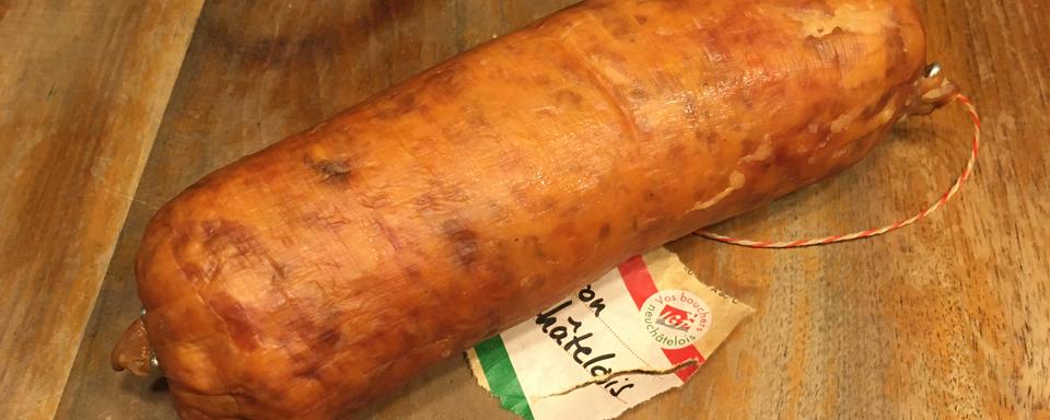 Le saucisson neuchâtelois (IGP) est embossé dans un boyau de boeuf. [RTS - PEJ]