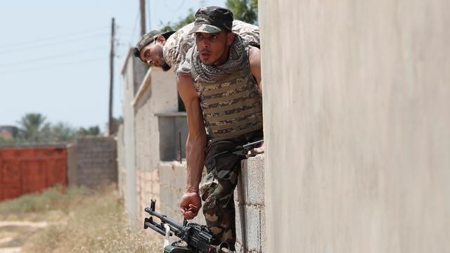 De jeunes combattants sur le front à Tripoli. [Reuters - Goran Tomasevic]