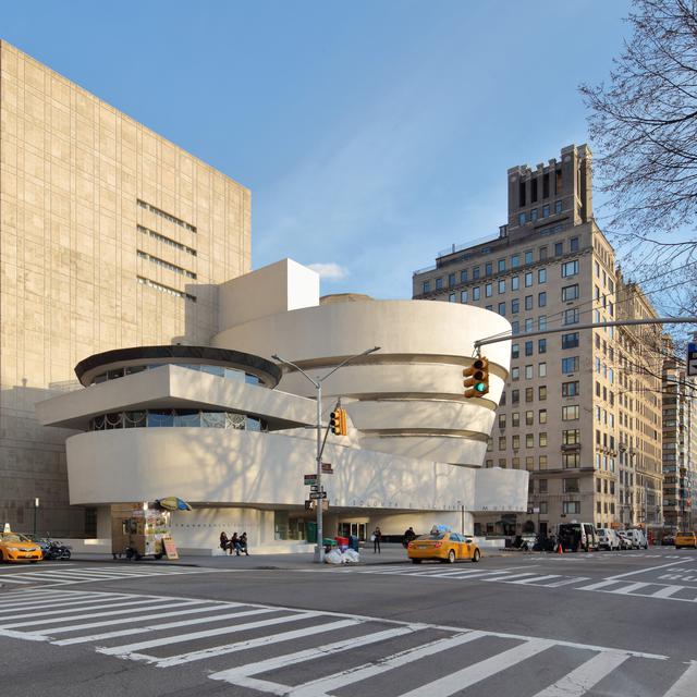 Le musée Guggenheim de New York se caractérise par sa structure en hélice. Le visiteur entre par le sommet, puis descend progressivement jusqu'au niveau du sol par une rampe légèrement inclinée : la notion de salle d'exposition disparaît ainsi au profit d'une continuité de présentation. [AFP - Manuel Cohen]