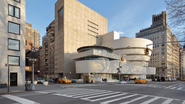 Le musée Guggenheim de New York se caractérise par sa structure en hélice. Le visiteur entre par le sommet, puis descend progressivement jusqu'au niveau du sol par une rampe légèrement inclinée : la notion de salle d'exposition disparaît ainsi au profit d'une continuité de présentation. [AFP - Manuel Cohen]