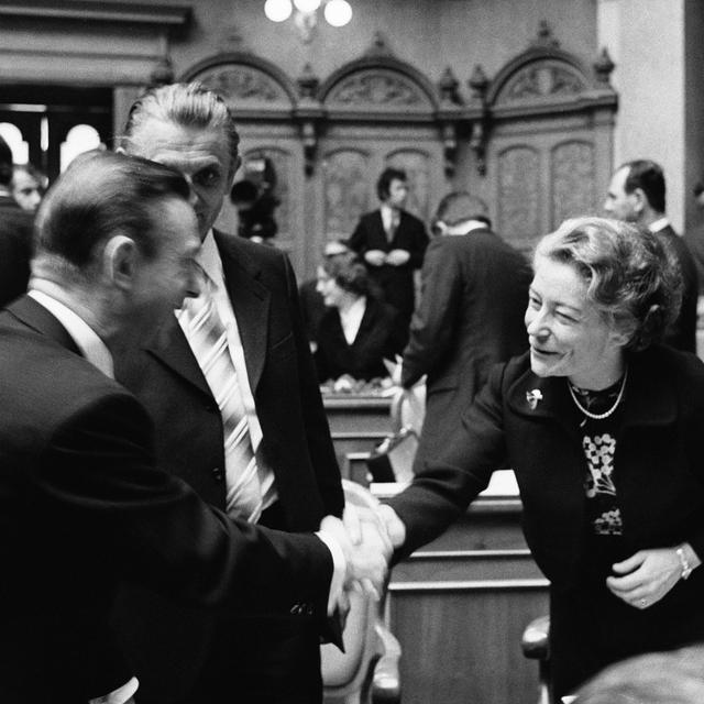 (archives) En novembre 1971, la conseillère nationale fraîchement élue Elisabeth Blunschy est accueillie par ses collègues au début de la session d'hiver au Parlement fédéral. [Keystone]