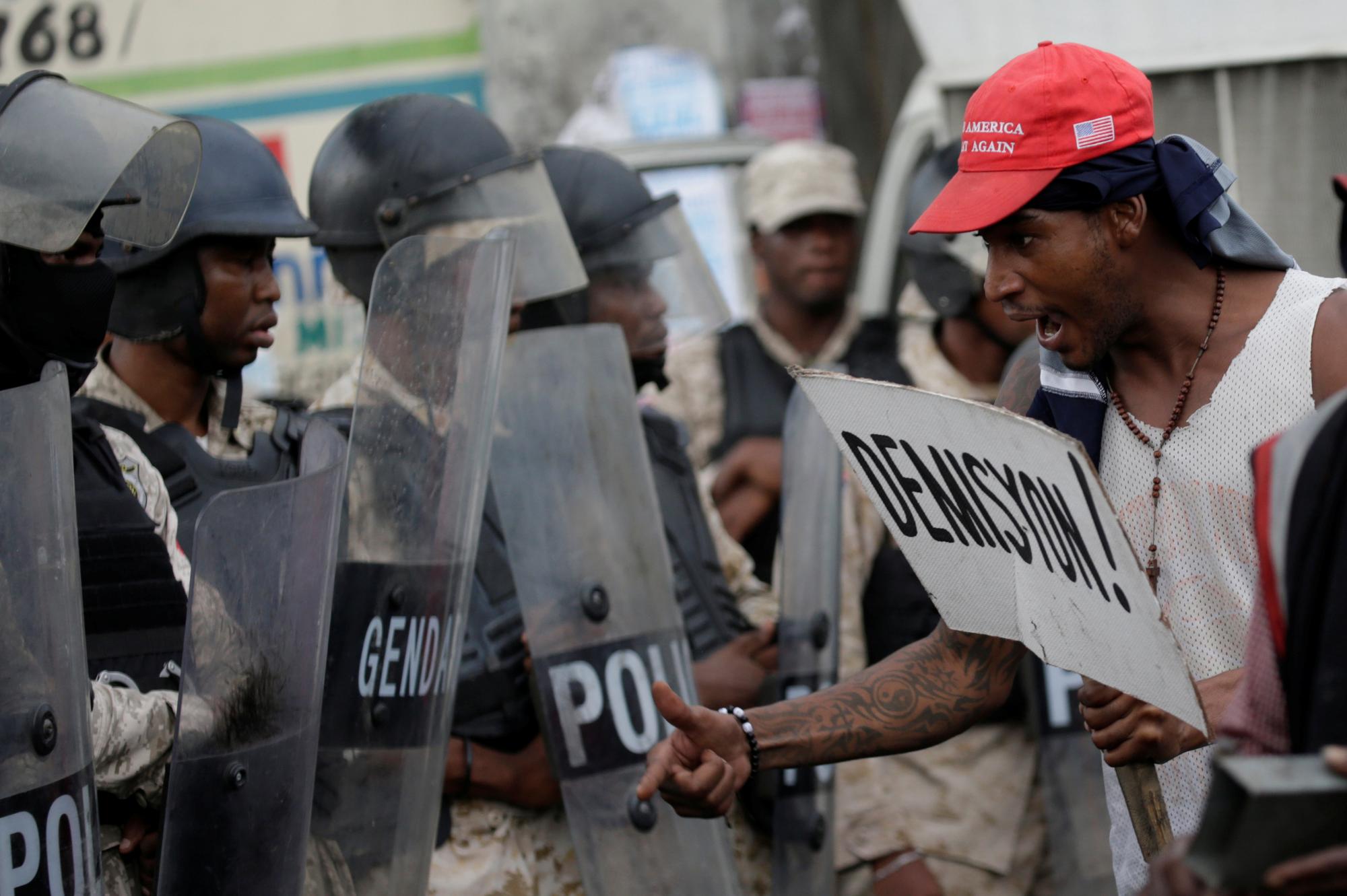 Un manifestant Haïtien s'oppose aux forces de l'ordre dans une manifestation demandant la démission du président. [Reuters - Andres Martinez Casares]
