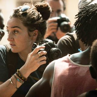 Nina Meurisse incarne une Camille Lepage solaire dans "Camille", hommage à la photographe de guerre assassinée en 2014. [Copyright Pyramide Films]
