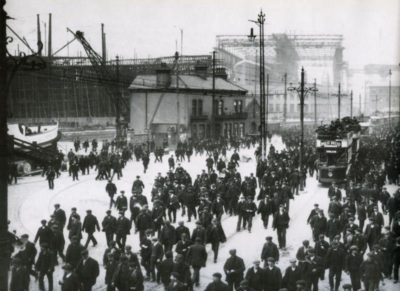 La construction du Titanic, visible sous les échafaudages, a nécessité le travail de près de 14'000 ouvriers et 3000 artisans. Photo prise sur le chantier naval Harland and Wolff entre 1909 et 1911. [CC - Robert Welsh]