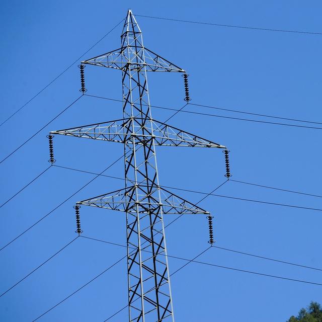 Une ligne à haute tension en Valais. (Image d'illustration) [KEYSTONE - Jean-Christophe Bott]