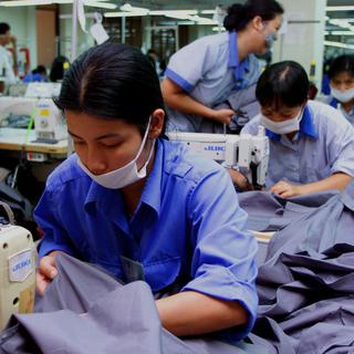 Des travailleuses vietnamiennes dans l'industrie du textile à Hanoï (image d'illustration). [AP/Keystone - Doan Bao Chau]