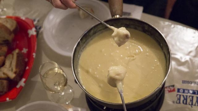 Le Mondial de la fondue se tient de vendredi à dimanche dans le village de Tartegnin (VD). [Edition 2017 - Mondial de la fondue]