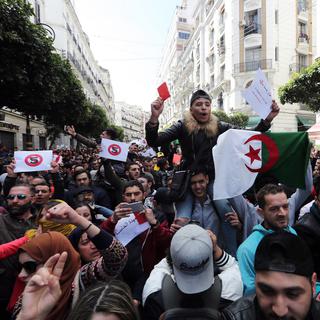 Des dizaines de milliers d'Algériens ont manifesté contre la nouvelle candidature du président Abdelaziz Bouteflika à la tête du pays. [Keystone/EPA - Mohamed Messara]