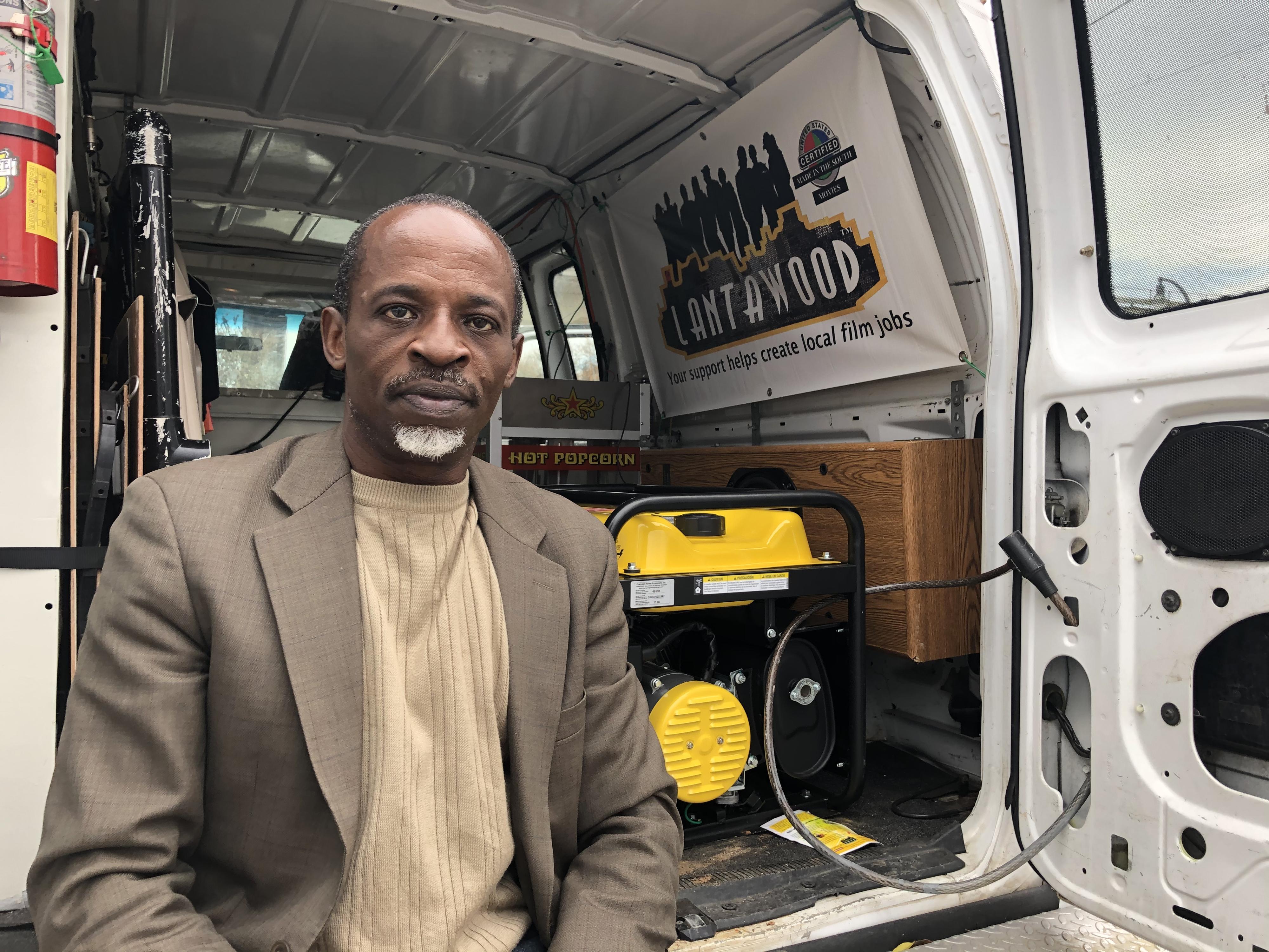 Namso, producteur de films indépendants à Atlanta, sillonne la ville avec son van pour tourner des scènes qui racontent la vie des quartiers. [RTS - Raphael Grand]