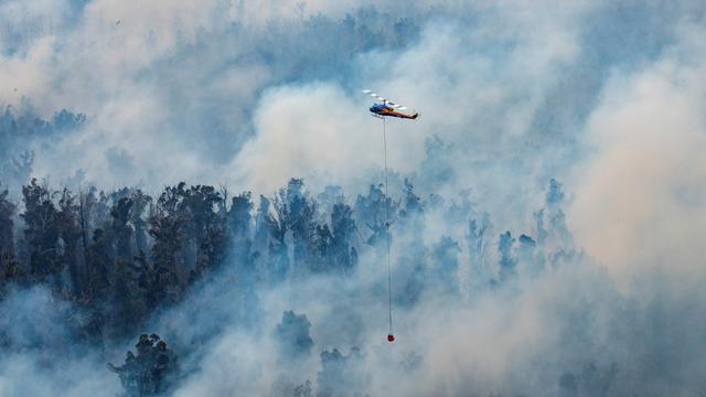 Un hélicoptère lutte contre le feu dans la région de Victoria's East Gippsland le 30 décembre 2019 [AFP - Department of Environment, Land, Water and Planning of Australia]