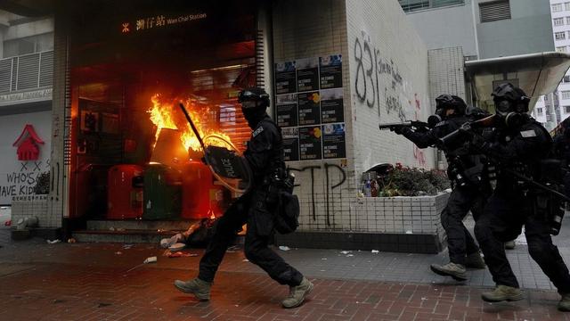 Scène de violence à Hong Kong le dimanche 29 septembre 2019. [Keystone - Vincent Yu]