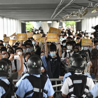 Des manifestants font face à la police le 13 juin à Hong Kong. [EPA/keystone - Edwin Kwok]