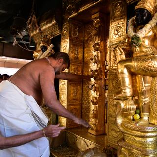 Les portes du sanctuaire du dieu  Ayyappa est fermé après un rite de purification suite à l'entrée dans le temple de deux femmes en âge d'avoir leurs règles. [Reuters - Stringer]