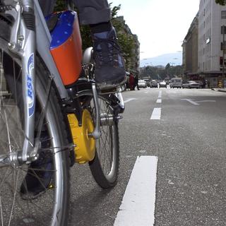 Quʹest-ce qui pousse un automobiliste à changer de mode de vie et à devenir piéton ou cycliste? [Keystone - Martial Trezzini]