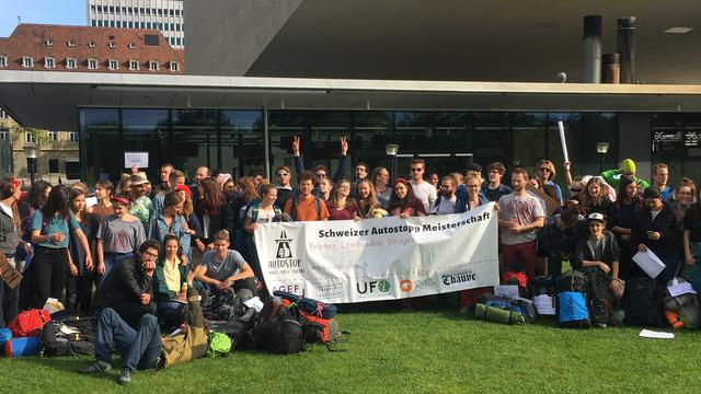 Départ à Fribourg du 6e championnat suisse d'auto-stop. [RTS - Fabrice Gaudiano]