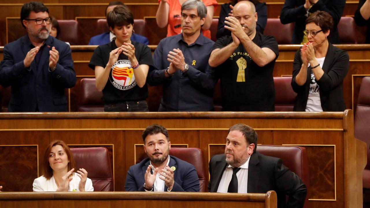Oriol Junqueras applaudi par ses collègues de parti après sa prestation de serment, 21.05.2019. [EPA/Keystone - Ballesteros]