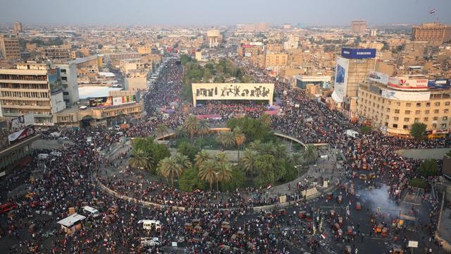 De nombreux manifestants ont continué de se réunir sur la place Tahrir à Bagdad. [AFP]