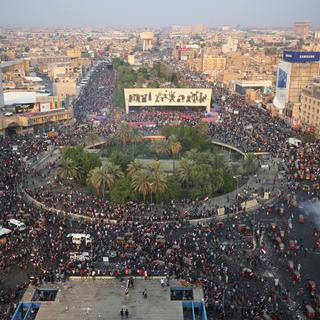 De nombreux manifestants ont continué de se réunir sur la place Tahrir à Bagdad. [AFP]