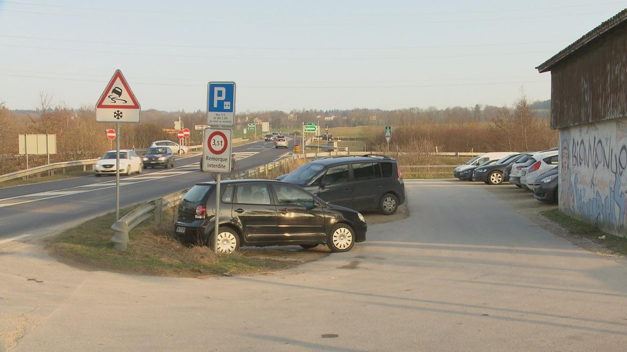 Le convoyeur s'était rendu au rendez-vous fixé par les malfrats sur ce parking, à la hauteur de Chavornay (VD) sur l'autoroute A1. [RTS]