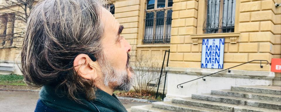 Stephan Eicher devant l'entrée du Musée d'art et d'histoire de Neuchâtel. [RTS - Karine Vasarino]